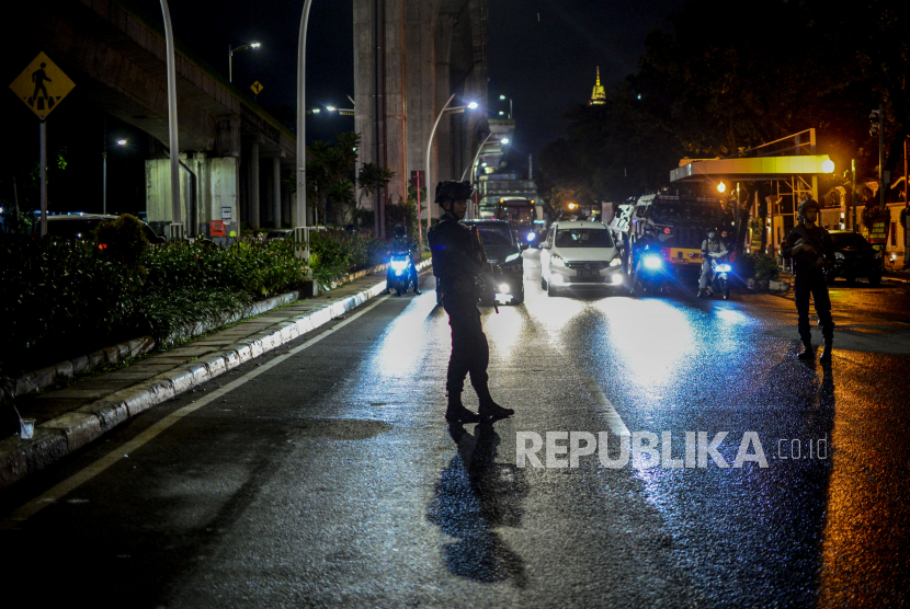 Sejumlah anggota kepolisian berjaga pasca penembakan terduga teroris di kawasan Gedung Mabes Polri, Jakarta, Rabu (31/3). 