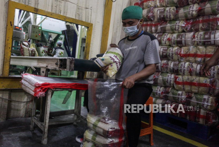 Petugas mengemas beras premium di Gudang RPC PT Food Station, Cipinang, Jakarta, Rabu (21/2/2024). Sebanyak 15.000 ton beras premium berukuran lima kilogram diedarkan untuk mengatasi kelangkaan yang terjadi di gerai ritel modern di Jabodetabek. Distribusi beras premium itu ditargetkan mencapai 300.000-500.000 kilogram per hari yang diharapkan dapat memenuhi kebutuhan konsumsi warga Jabodetabek.