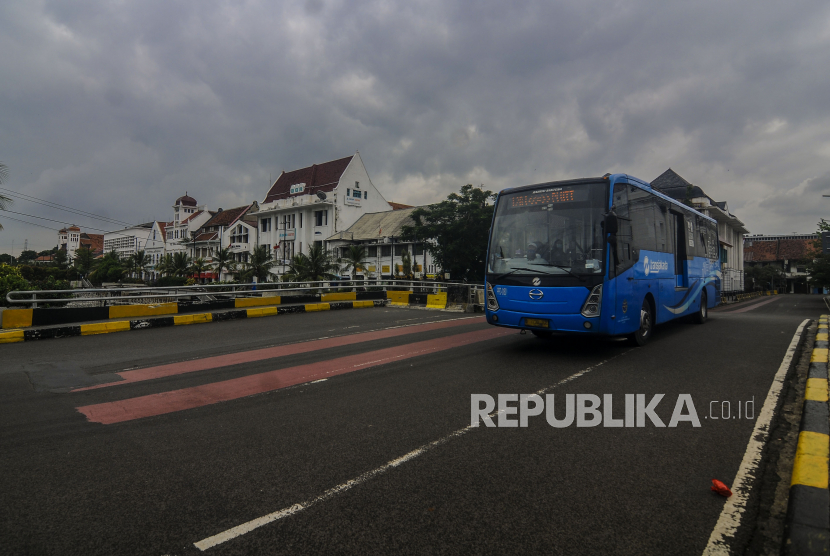 Bus Transjakarta melintasi kawasan rendah emisi Kota Tua di Jakarta, Rabu (10/2). Dinas Perhubungan DKI Jakarta resmi membatasi moda transportasi yang melintas di kawasan wisata Kota Tua seiring diterapkanya kebijakan kawasan rendah emisi atau 