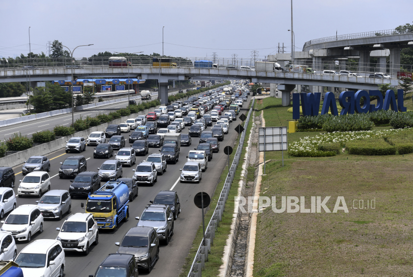 Kendaraan memadati ruas Tol Jagorawi KM 6 di Jakarta, kemarin. PT Jasa Marga (Persero) Tbk mencatat sebanyak 509 ribu kendaraan bergerak meninggalkan Jakarta.