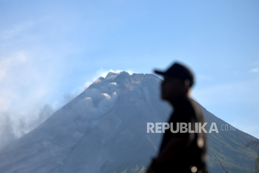 Luncuran awan panas guguran (APG) Gunung Merapi terlihat dari Tunggularum, Sleman, Yogyakarta, Senin (13/3/2023). Aktivitas vulkanik Gunung Merapi terpantau masih tinggi. Berdasarkan pengamatan BPPTKG Senin (13/3/2023) dari pukul 00:00 hingga 06:00 WIB teramati guguran lava pijar terjadi sebanyak 30 kali dengan jarak luncur maksimum 1100 meter ke arah Barat Daya.