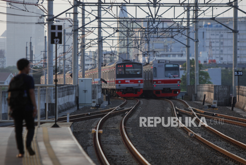 KRL melintas untuk memasuki Stasiun Manggarai di Jakarta, Senin (29/4/2024). PT Kereta Commuter Indonesia mengusulkan kenaikan tarif KRL Commuterline Jabodetabek yang belum berubah sejak 2016. Rencana kenaikan tarif tersebut sudah dibahas dengan pemerintah dan masih menunggu keputusan dari Kementerian Perhubungan.
