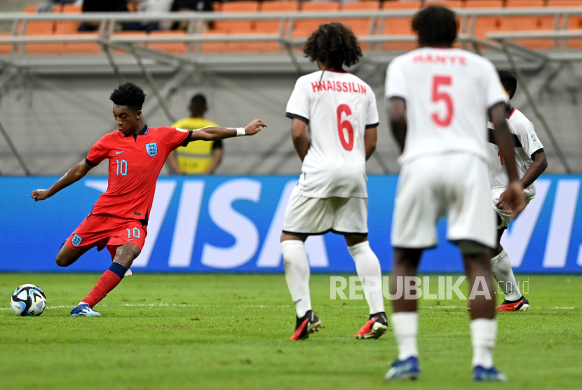 Pesepak bola Timnas Inggris Samuel Amo Ameyaw (kiri) menendang bola ke arah gawang Timnas Kaledonia Baru dalam penyisihan Grup C Piala Dunia U-17 di Jakarta International Stadium, Jakarta, Sabtu (11/11/2023). Inggris menang 10-0 dari Kaledonia Baru.  
