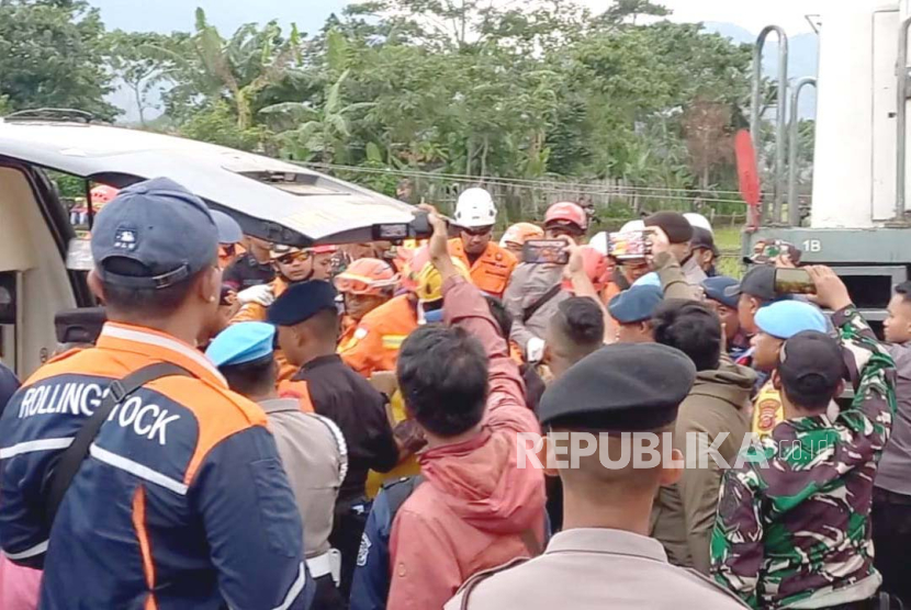 Jenazah keempat yang terjepit gerbong kereta api akibat tabrakan Kereta Api Turangga dengan kereta api  lokal Bandung Raya berhasil dievakuasi dan langsung dibawa ke Rumah Sakit Sartika Asih, Jumat (5/1/2024). 