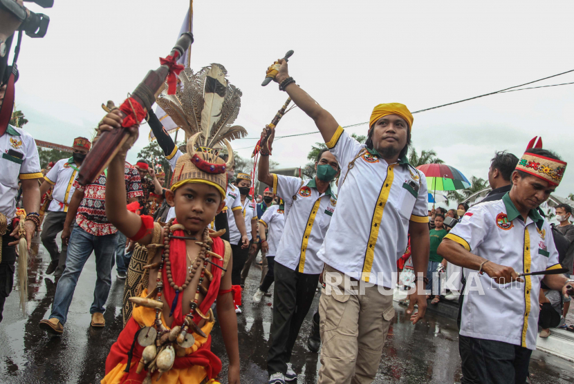 Warga menunjukkan Dohong atau senjata belati tradisional tertua suku Dayak.