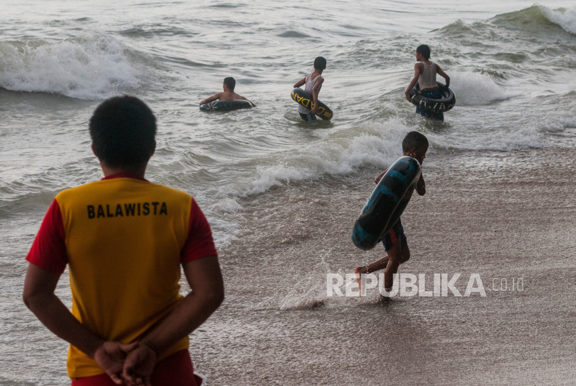 Sejumlah anak bermain di Pantai Carita, Pandeglang, Banten. Kawasan Pandeglang adalah wilayah yang rawan gempa dan tsunami (ilustrasi)