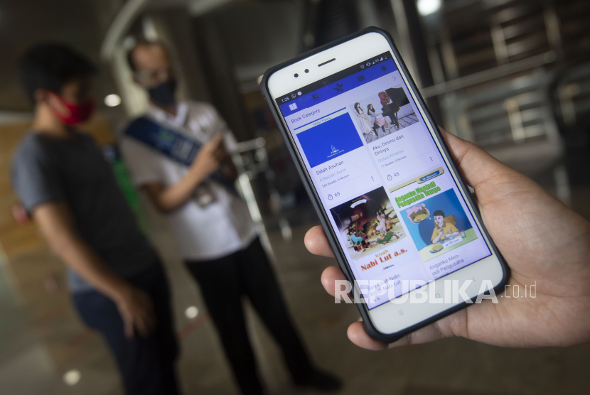 Petugas mengarahkan pengunjung tentang penggunaan aplikasi iPusnas di Perpustakaan Nasional (Perpusnas), Jakarta, Rabu (5/8/2020). Berdasarkan data Perpusnas, pengguna aplikasi perpustakaan digital itu pada 2020 meningkat sekitar tiga kali lipat menjadi 94.833 dibandingkan jumlah pengguna pada 2019. 