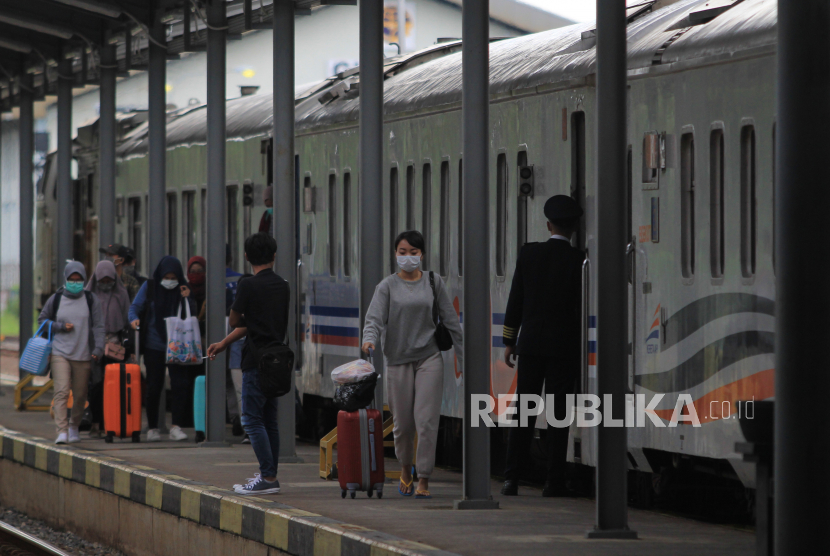 Penumpang turun dari kereta di Stasiun Jatibarang, Indramayu, Jawa Barat. PT Kereta Api Indonesia (KAI) Daop 3 Cirebon menyebutkan, atap baja rumah warga yang menutupi jalur kereta, tidak mengganggu perjalanan.