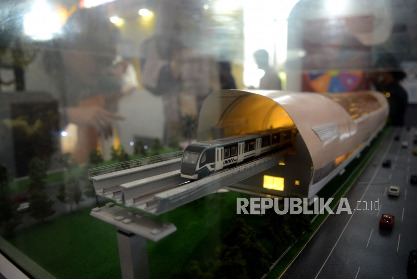 Pengunjung mengamati maket LRT Jakarta. Ilustrasi