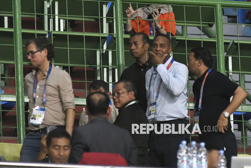 Pelatih Timnas Indonesia Patrick Kluivert (kedua kanan) bersama asisten pelatih  Alex Pastoor (kiri) menonton pertandingan  Liga 1 antara Persija Jakarta melawan PSBS Biak di Stadion Patriot Chandrabhaga, Bekasi, Jawa Barat, Ahad (2/2/2025). Skor berakhir imbang 2-2. 