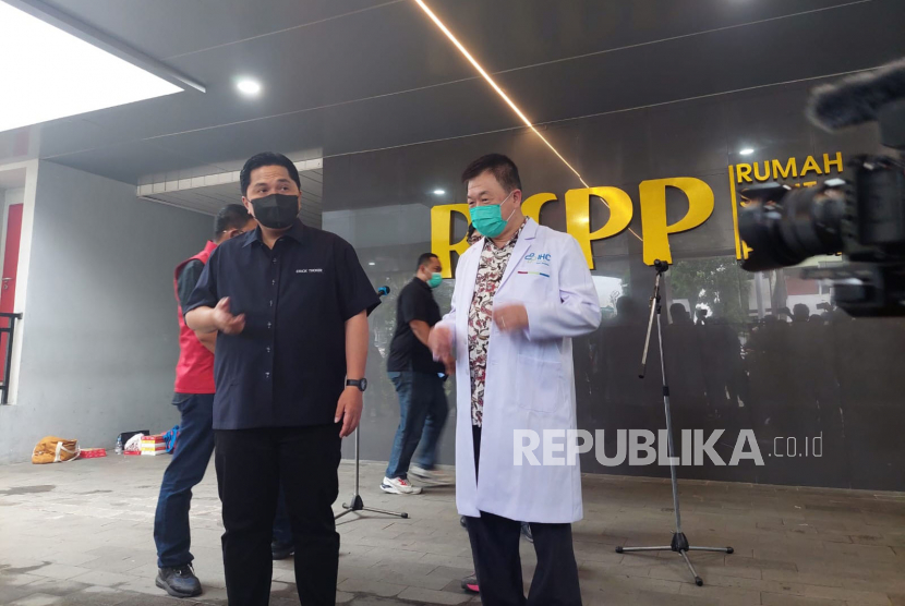 Direktur Utama RSPP dr. Theryoto (jas putih) menjelaskan kondisi pasien yang mendapatkan perawatan di RSPP, 4 Maret  2023. Rumah Sakit Pusat Pertamina (RSPP) Jakarta Selatan hingga saat ini masih merawat sebanyak 24 korban kebakaran Depo Pertamina Plumpang, Koja, Jakarta Utara. 