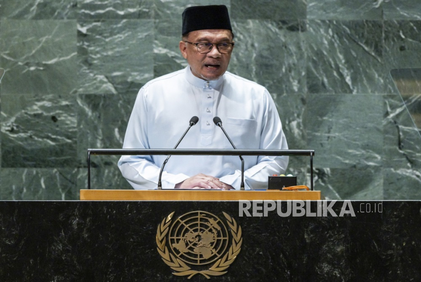 File - Perdana Menteri Malaysia Anwar Ibrahim berpidato pada sesi ke-78 Majelis Umum PBB di Markas Besar PBB di New York, New York, AS, 22 September 2023.
