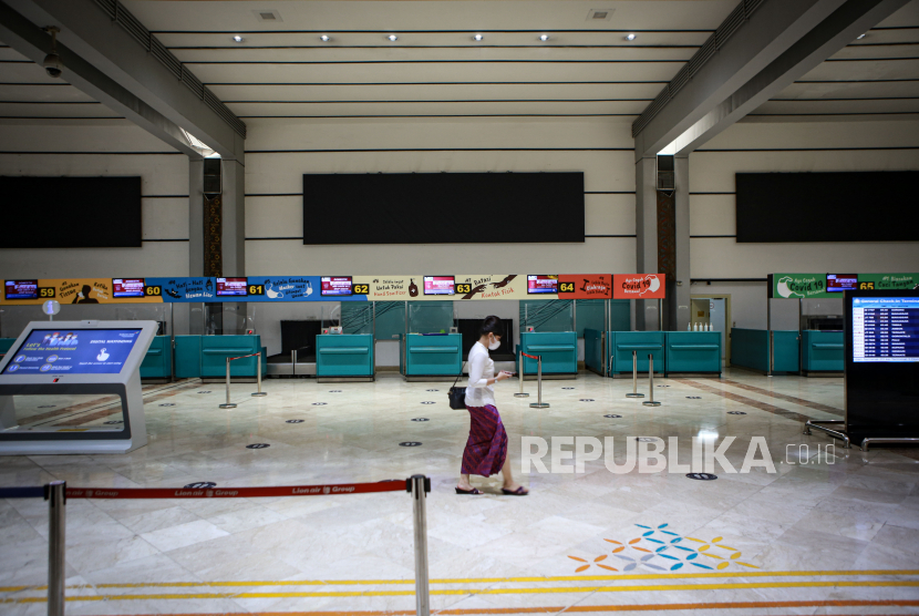 Seorang pramugari berjalan di area Terminal 2 Bandara Soekarno Hatta, Tangerang, Banten, Kamis (6/5/2021). Pada hari pertama penerapan larangan mudik Idul Fitri 1442 H pada 6 hingga 17 Mei 2021, Bandara Soekarno Hatta terpantau sepi.