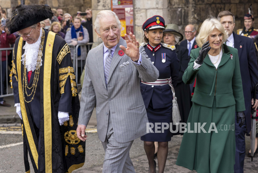  Raja Inggris Charles III dan Camilla, Permaisuri, melambai kepada anggota masyarakat setelah upacara di Micklegate Bar, di mana Penguasa secara tradisional disambut di kota, di York, Inggris, Rabu 9 November 2022.
