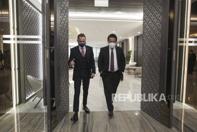 Direktur Utama Bank Syariah Indonesia (BSI) Hery Gunardi (kanan) berbincang dengan Group Chief Executive Officer (CEO) Dubai Islamic Bank (DIB) Adnan Chilwan (kiri) usai melakukan pertemuan di Jakarta, Rabu (3/3/2021). Pertemuan tersebut membahas peluang kerja sama dan pengembangan bisnis antara Dubai Islamic Bank (DIB) dan Bank Syariah Indonesia (BSI) sebagai bank syariah terbesar di Indonesia.
