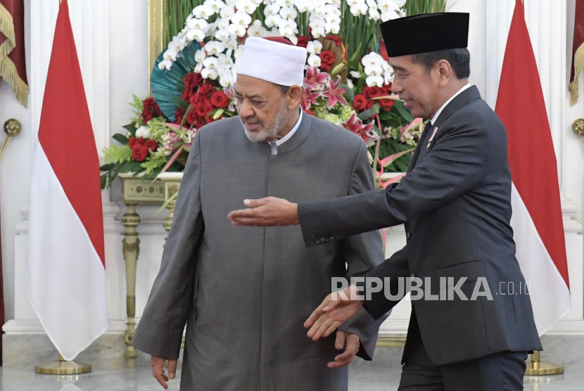 Presiden Joko Widodo (kanan) bersama Grand Syekh Al Azhar Imam Akbar Ahmed Al Tayeb saat menerima kunjungan di Istana Merdeka, Jakarta, Selasa (9/7/2024). Dalam pertemuan dengan Grand Syekh, Presiden Joko Widodo membahas mengenai tiga hal penting, yakni hubungan antara Indonesia dan Mesir, khususnya dalam bidang pendidikan. Kedua, tentang perdamaian dan toleransi, serta penguatan dialog antariman. Pada kunjungan Grand Syekh Al Azhar ke Indonesia yang ketiga, beliau dijadwalkan mengisi Kuliah Umum di Universitas Islam Negeri (UIN) Syarif Hidayatullah Jakarta, serta akan berdiskusi dengan bersama para tokoh lintas agama.