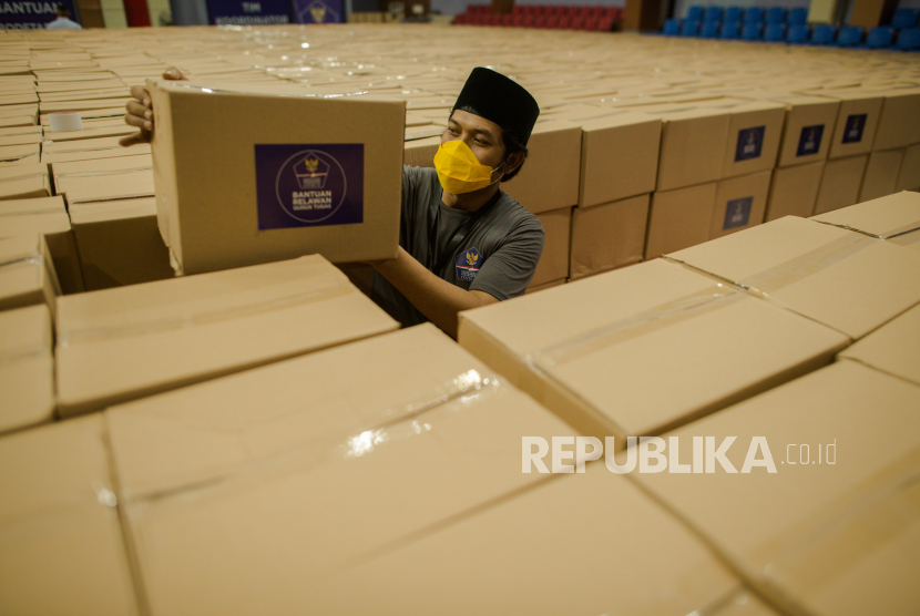 Relawan Gugus Tugas Percepatan Penanganan Covid-19 menata paket bantuan di Gor Senen, Jakarta, Senin (18/5). 