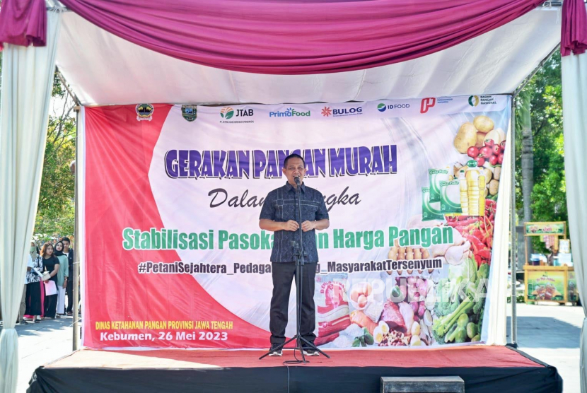 Bupati Kebumen Arif Sugiyanto dalam acara Gerakan Pangan Murah, Jumat (26/5/23). 