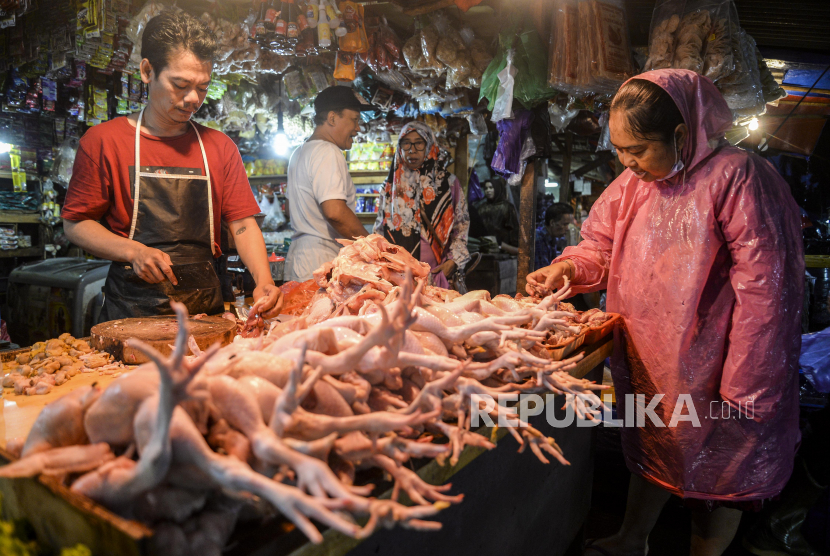 Pedagang melayani pembeli di Pasar Jambu Dua, Kota Bogor, Jawa Barat, Selasa (6/12/2022). Pastikan daging unggas yang dibeli masih segar.