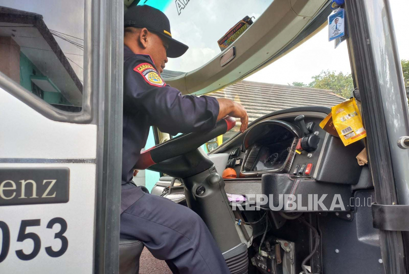 Petugas Dinas Perhubungan (Dishub) Kota Bandung melakukan ramp check bus di salah satu pul bus.