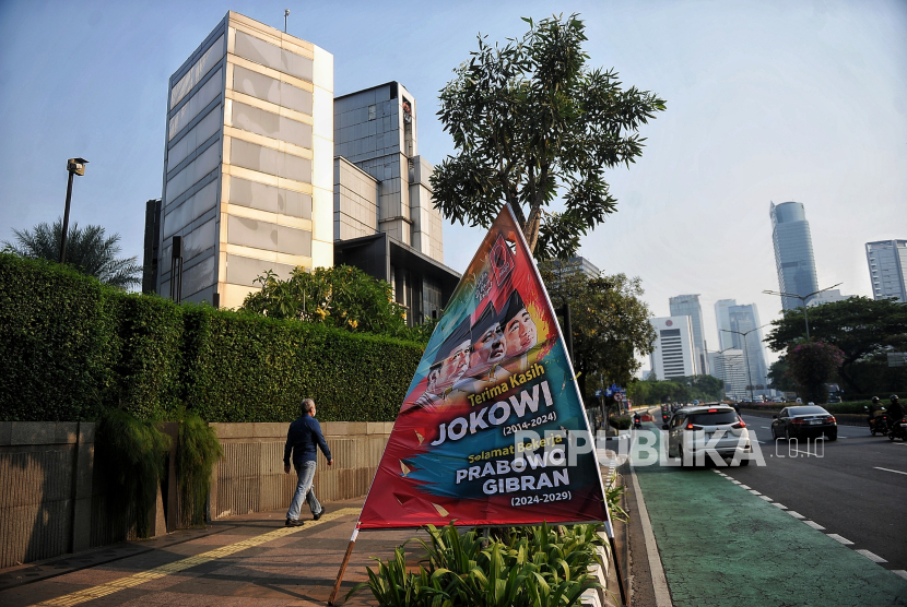 Spanduk terpasang di Jalan Sudirman, Jakarta, Jumat (18/10/2024). 