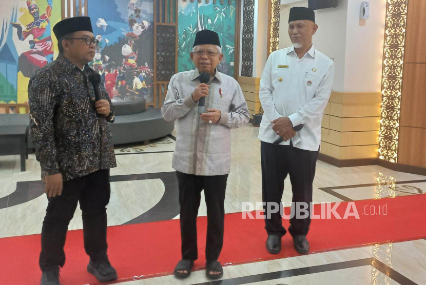 Wakil Presiden KH Maruf Amin saat merespon pertanyaan wartawan terkait calon wakil presiden potensial pada Pemilihan Presiden 2024 di sela kunjungan kerja ke Sumatera Barat, Jumat (5/5/2023). 