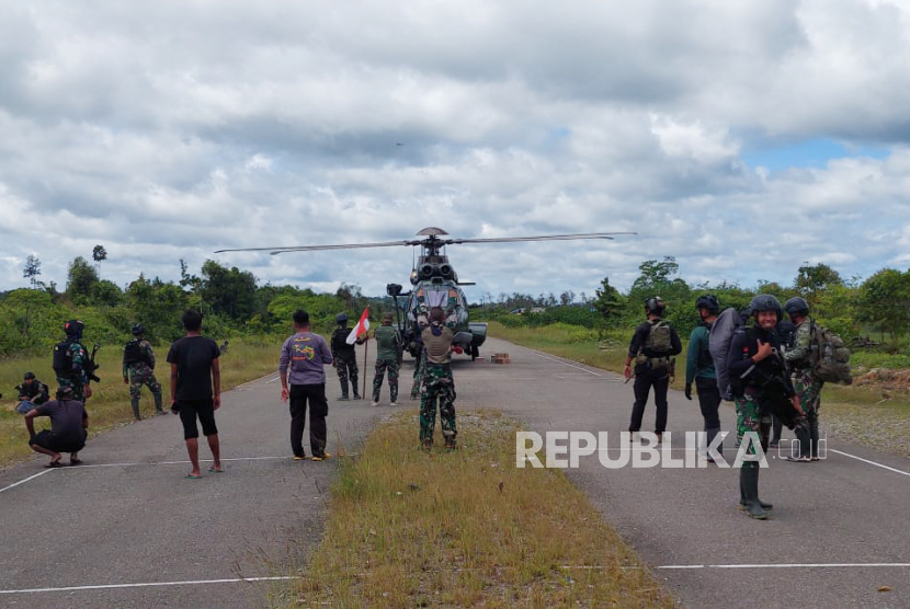 Personel TNI/Polri berada di dekat helikopter yang mendarat di Distrik Kenyam, Kabupaten Ndunga, Papua Pegunungan, Rabu (8/2/2023).