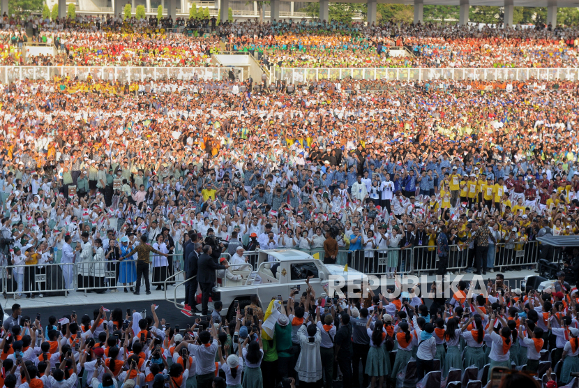 Pemimpin Gereja Katolik Dunia Paus Fransiskus menyapa umat Katolik menggunakan kendaaraan popemobile saat misa akbar di Stadion Madya, kompleks Gelora Bung Karno (GBK) Jakarta, Kamis (5/9/2024). Misa akbar yang dihadiri oleh hampir 90 ribu umat Katolik tersebut dipimpin langsung oleh Pemimpin Gereja Katolik Dunia yang juga Kepala Negara Vatikan Paus Fransiskus yang berlangsung pukul 17.00 -19.00 WIB. 