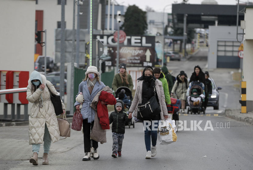 Pengungsi yang melarikan diri dari konflik di Ukraina tiba di perbatasan Medyka, di Polandia, Ahad, 27 Februari 2022.