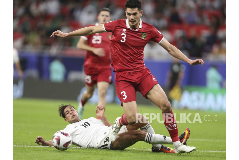 Pemain timnas Indonesia Elkan Baggot berebut bola dengan pemain Irak pada pertandingan sepak bola Grup D Piala Asia antara Indonesia dan Irak di Stadion Ahmad Bin Ali di Al Rayyan, Qatar, Senin (15/1/2024). Pada pertandingan itu Indonesia harus mengakui keunggulan Irak dengan skor 1-3. 