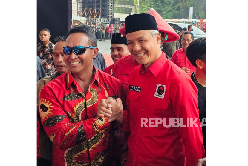 Mantan panglima TNI Jenderal (Purn) Andika Perkasa berfoto bersama dengan bakal capres PDIP, Ganjar Pranowo di puncak peringatan Bulan Bung Karno di Stadion Gelora Bung Karno, Jakarta, Sabtu (24/6/2023). 