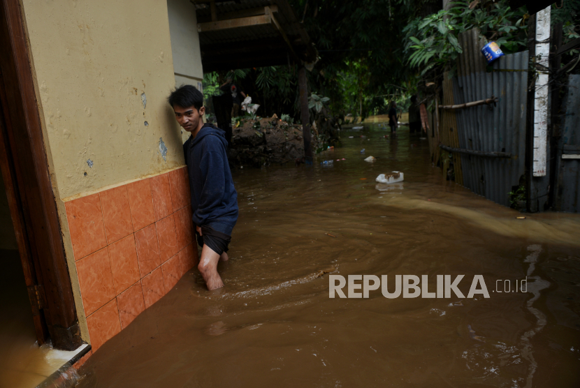 Warga melintas pemukiman yang terendam banjir di Jalan Kemuning Dalam 4, Pejaten Timur, Pasar Minggu, Jakarta Selatan, Sabtu (25/5/2024). Sebanyak sekitar 18 rumah terendam banjir sejak dini hari sekitar pukul 02.00 WIB yang diduga akibat luapan sungai Ciliwung. Saat ini banjir di lokasi tersebut berangsur surut dari sebelumnya ketinggian air mencapai 2,6 meter, kini tinggal sekitar  45 centimeter.