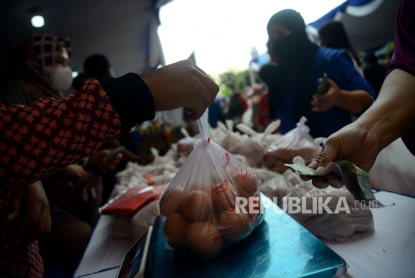 Warga berbelanja sembako dalam kegiatan sosial pangan murah di bulan Ramadhan (ilustrasi) 