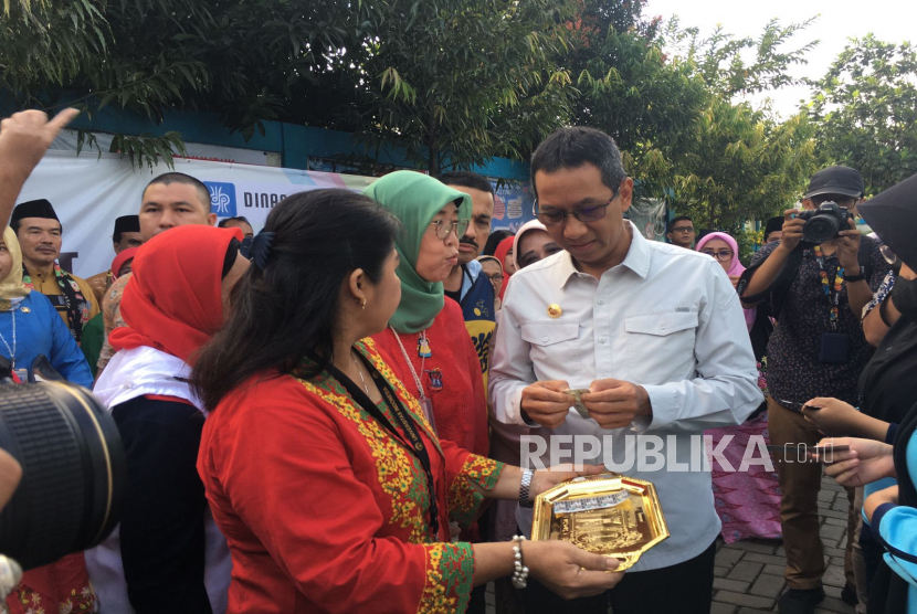 Penjabat (Pj) Gubernur DKI Jakarta Heru Budi Hartono menghadiri Gerakan Aksi Bergizi di SMPN 51 Jakarta, Pondok Bambu, Jakarta Timur, Jumat (10/2/2023).