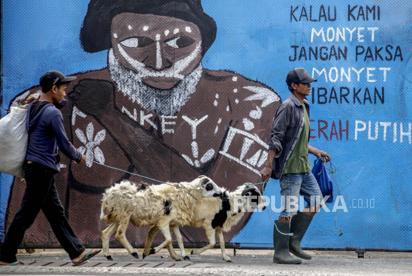 Warga melintas di depan mural bertema Anti Rasisme di Jalan Raya Bogor, Cilodong, Depok, Jawa Barat. Belakangan muncul isu rasialisme terhadap mantan Komisioner HAM, Natalius Pigai yang dilakukan oleh tersangka Ambroncius Nababan. (ilustrasi) 