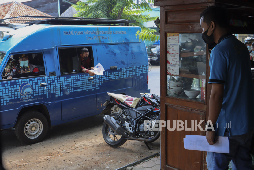 Pemerintah Kota Surakarta mulai memperbolehkan pedagang kaki lima (PKL) melayani konsumen untuk makan di tempat.