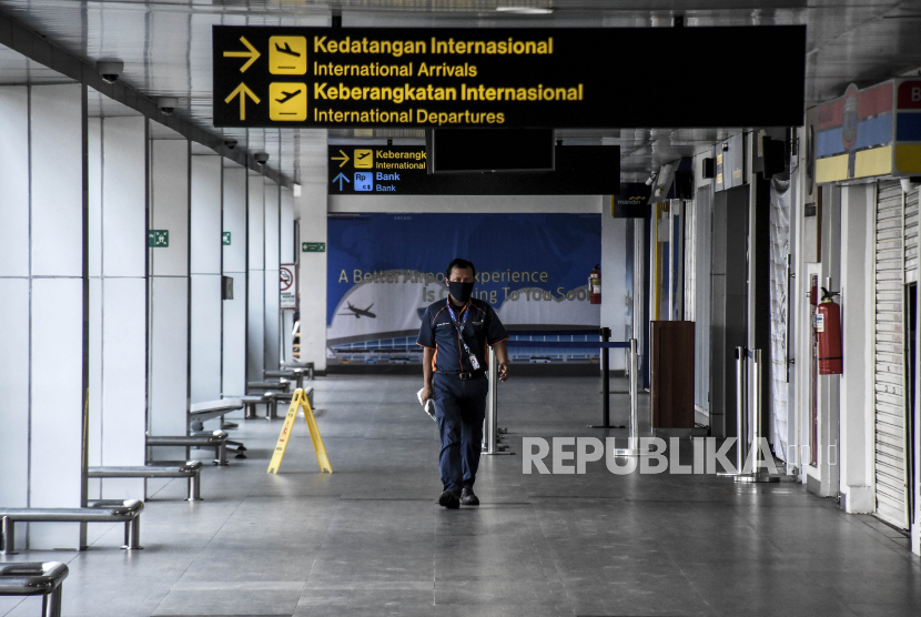 Petugas beraktivitas di area Bandara Husein Sastranegara, Jalan Pajajaran, Kota Bandung, Jumat (24/4). Direktur Utama PT Angkasa Pura (AP) II (Persero) Muhammad Awaluddin mengatakan tengah mengkoordinasikan pembukaan kembali rute domestik. 