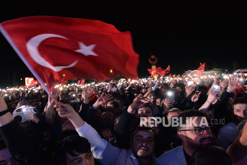 Ribuan pendukung Presiden Turki Recep Tayyip Erdogan menyambut pidato kemenangan Presiden Recep Tayyip Erdogan di Istana Kepresidenan, Ankara,, Ahad (28/5/2023). setelah unggul dalam pemilu putaran kedua dengan memperoleh suara 52,16 persen. 