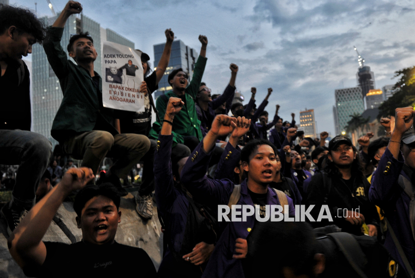 Peserta aksi dari Badan Eksekutif Mahasiswa Seluruh Indonesia (BEM-SI) menggelar aksi bertajuk Indonesia Gelap di depan Patung Kuda Arjuna Wijaya, Jakarta, Kamis  (20/2/2025). Dalam aksinya mereka menuntut pemerintah untuk mengkaji ulang Intruksi Presiden (Inpres) Nomor 1 Tahun 2025 terkait efisiensi belanja dalam pelaksanaan APBN dan APBD lantaran dinilai tidak efektif dan akan mengganggu kerja di sektor lainnya terutama sektor pendidikan dan kesehatan. Selain itu, massa aksi juga menuntut pemerintah untuk segera mengesahkan RUU Perampasan Aset, menolak Revisi Undang-Undang Minerba dan menghapus fungsi Dwifungsi ABRI.