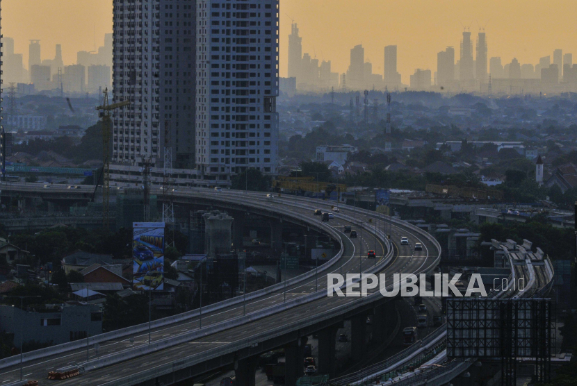  terjadi penurunan arus lalu lintas di tiga wilayah jalan tol, yakni DKI Jakarta, Jawa Barat (Jabar), dan Banten, berkisar 42 persen sampai dengan 60 persen (Foto: ilustrasi suasana jalan tol)