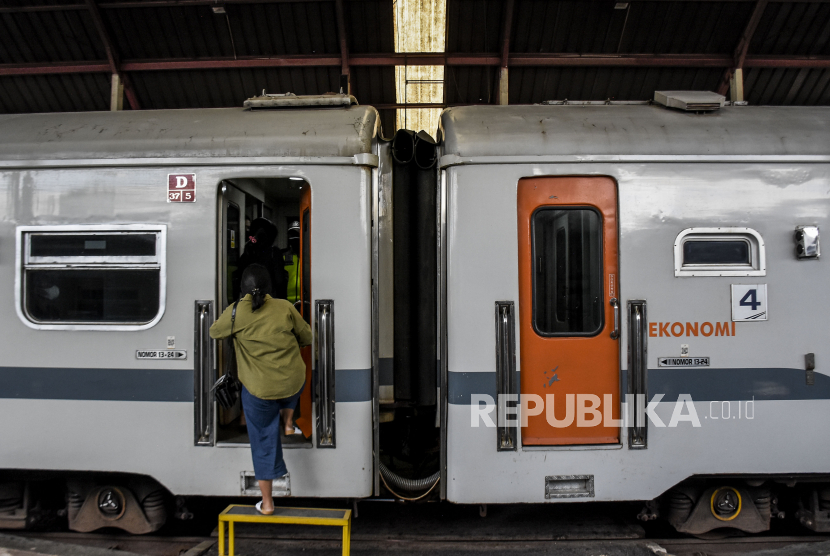Sejumlah penumpang menaiki kereta rel diesel (KRD) lokal di Kota Bandung, Jawa Barat (ilustrasi). Stasiun Kereta Api Cianjur, Jawa Barat, mencatat sepanjang libur hari raya hingga H+4 lebaran tiket perjalanan kereta api Siliwangi jurusan Cipatat-Sukabumi terjual habis setiap hari.