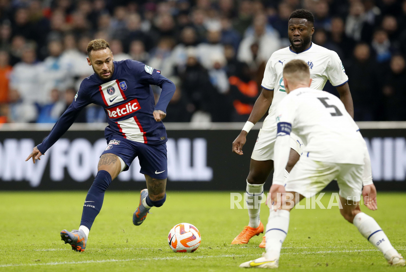 Bintang Paris Saint-Germain Neymar Jr (kiri) berebut bola pada pertandingan sepak bola babak 16 besar Piala Prancis antara Olympique Marseille dan PSG di Stadion Velodrome di Marseille, Prancis, Kamis (9/2/2023) dini hari WIB. PSG tersingkir di Piala Prancis setelah kalah 1-2 dari tuan rumah. 