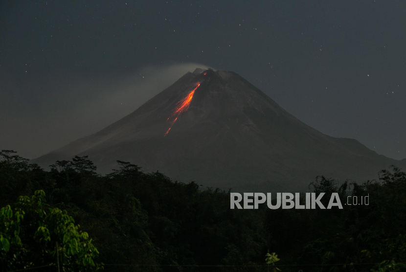 Luncuran lava pijar Gunung Merapi terlihat dari Turi, Sleman, DI Yogyakarta, Sabtu (5/8/2023). 