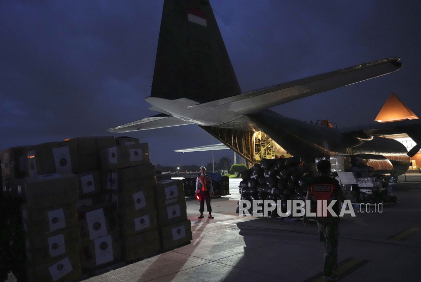 Personel TNI Angkatan Udara memuat bantuan dari pemerintah RI yang dikirim ke Turki di Lanud Halim Perdanakusuma, Jakarta Timur, Sabtu, (11/2/2023).