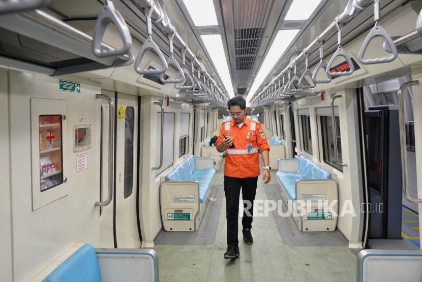 Suasana di dalam rangakaian Light Rail Transit atau LRT Jabodebek saat melaju dari Stasiun Dukuh Atas menuju Stasiun Jatimulya, Bekasi Timur, Jawa Barat, Kamis (6/7/2023). LRT Jabodebek akan segera melakukan uji coba untuk penumpang umum pada tanggal 12 Juli hingga 15 Agustus 2023 dan akan resmi beroperasi mulai tanggal 18 Agustus 2023 mendatang. Pada masa uji coba penumpang hanya dikenakan tarif sebesar  Rp1 dengan Jumlah kapasitas penumpang sebanyak 150 per rangkaian LRT. Moda transportasi tanpa masinis tersebut memiliki tiga line antara lain Cawang-Bekasi, Cawang-Harjamukti dan Cawang-Dukuh Atas dengan waktu tempuh dari Stasiun Dukuh Atas menuju Stasiun Jatimulya sekitar 45 menit. Sementara untuk  Kapasitas maksimum LRT sebanyak 1.308 penumpang.