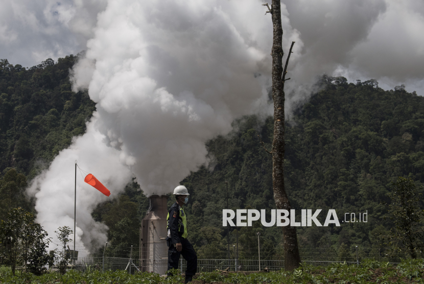 Petugas berjaga saat uji produksi sumur (Discharge Well) di PLTP Wayang Windu Star Energy Geothermal di Desa Margamukti, Pangalengan, Kabupaten Bandung, Jawa Barat, Kamis (22/4/2021). Kegiatan uji produksi sumur tersebut bertujuan untuk membersihkan sumur dari kotoran-kotoran yang terdapat pada lubang sumur serta mengetahui besaran aliran fluida yang dihasilkan dari sumur setelah pengeboran atau perawatan.