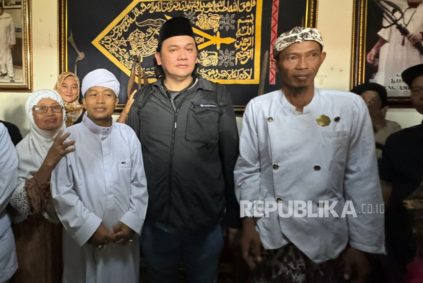 Salah satu tim kuasa hukum Saka Tatal, Farhat Abbas, bersama Pimpinan Padepokan Agung Amparan Jati, di Desa Lurah, Blok Karangtengah Kidul, Kecamatan Plumbon, Kabupaten Cirebon, Jumat (9/8/2024). 