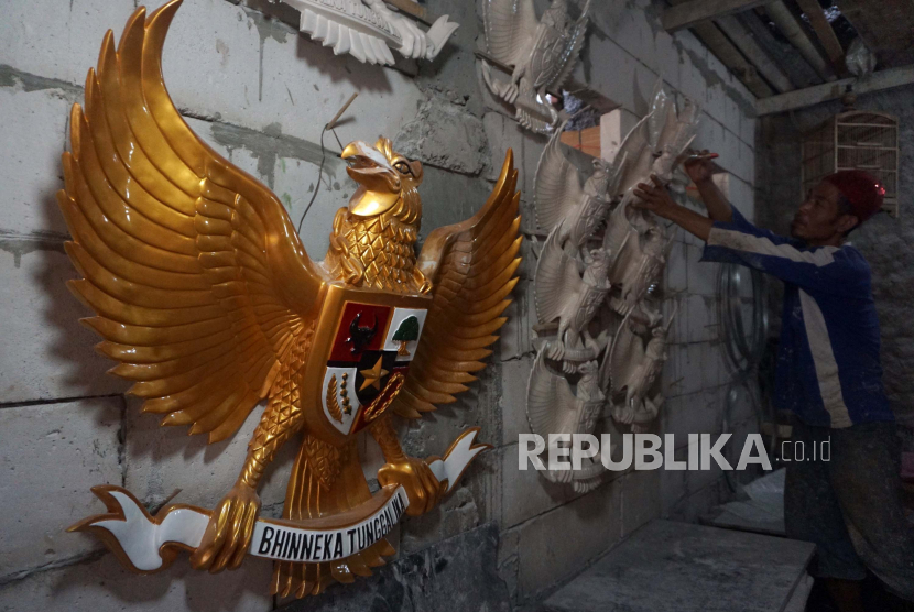 Pekerja menyelesaikan pembuatan patung lambang negara Garuda Pancasila di kawasan Halim Perdanakusuma, Jakarta Timur, Kamis (11/8/2022). 