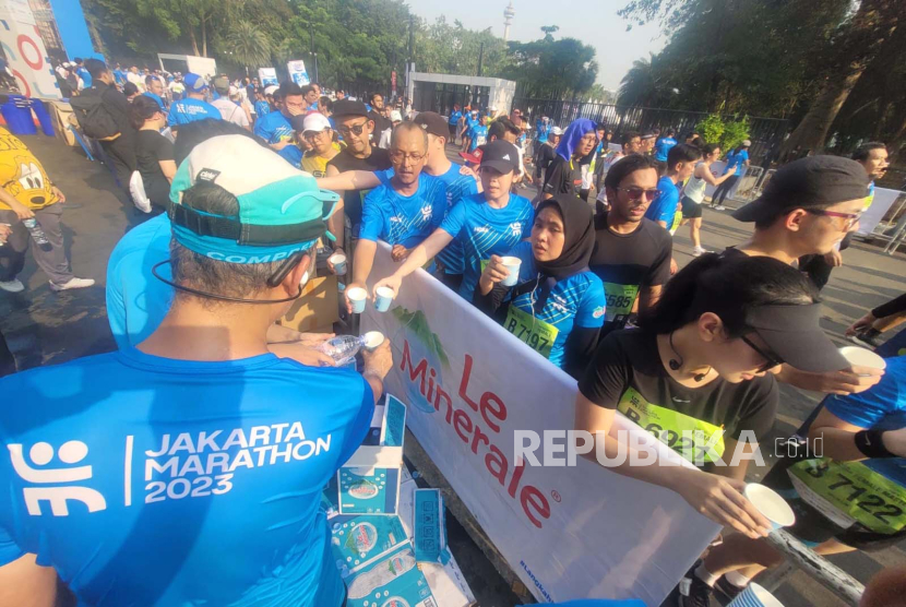 Hampir 10.000 pelari dari seluruh pelosok Indonesia telah berpartisipasi pada Jakarta Marathon 2023 yang  digelar di Plaza Timur, Gelora Bung Karno pada Ahad (22/10/2023).