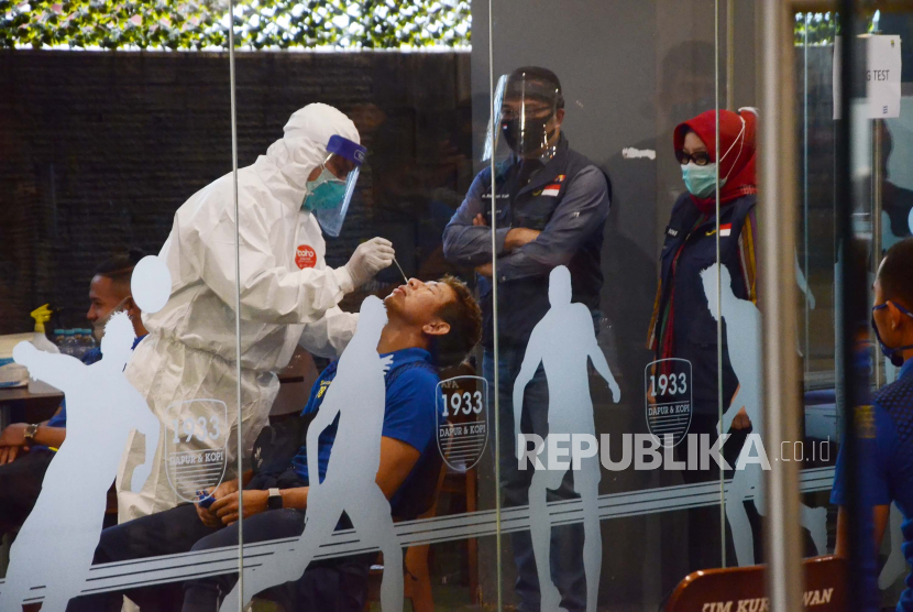 Para Pemain Persib beserta official melakukan tes Polymerase Chain Reaction (PCR) oleh Labkesda Jawa Barat, di Garaha Persib, Jalan Sulanjana, Kota Bandung, Jumat (3/7). Tes PCR merupakan himbauan PSSI sebelum melakukan latihan dan pertandingan. Tes Covid-19 tersebut disaksikan langsung oleh Gubernur Jawa Barat Ridwan Kamil. 